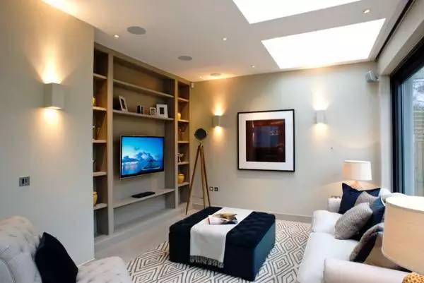 定制储物柜设计的电视背景墙装修，简洁大方很实用，相见恨晚啊！