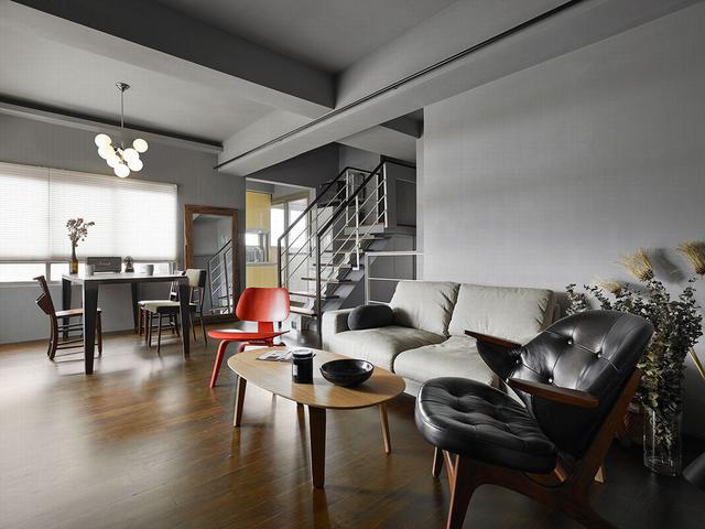 现代感超强的复式楼装修案例，深灰色墙面印象深刻！