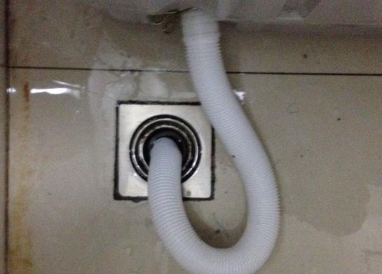 洗衣机地漏堵塞造成溢水的解决办法！原来这么简单啊！