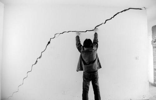 墙面开裂的三种情况与解决办法，找到原因才能治标治本！