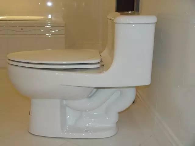 家里马桶冲不干净容易脏，赶紧看看这些马桶选购注意事项！