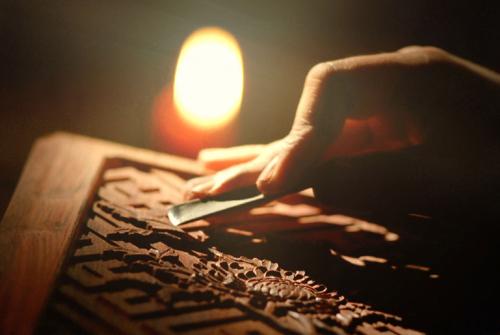 为什么越来越多的人买红木家具？红木家具的特点！