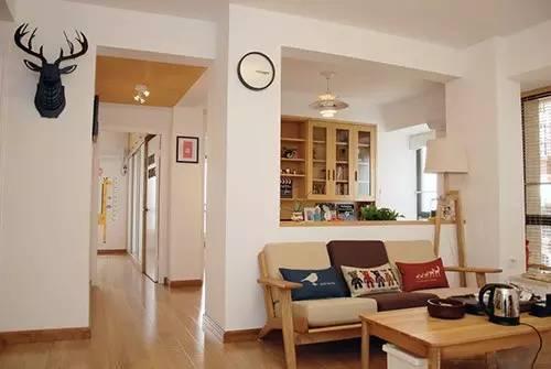 当初为了省钱墙面刷白没有吊顶,住了两年还是这么漂亮!