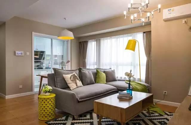 入住半年后的效果,当初墙面刷土黄色乳胶漆真的很耐脏!