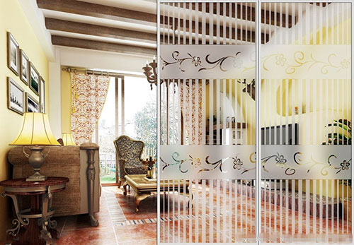 开门见客厅怎么办?正确的客厅隔断方式,隔而不断更显通透!