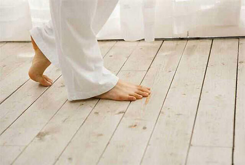 家里铺地板就要这样做，以免装修后地板吱吱响！