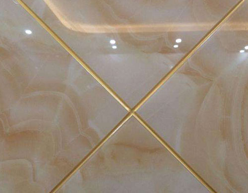 家里瓷砖缝隙变黑,那是没用瓷砖美缝剂!