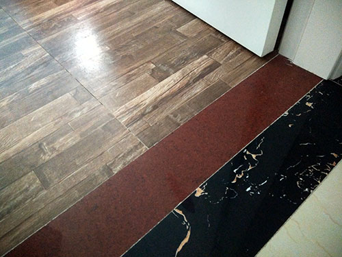 装修时门槛石要和地面平齐吗？我家就装错了！