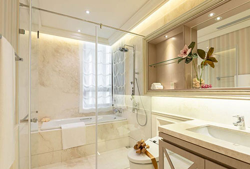 楼上邻居只是在卫生间加块玻璃,来参观的业主都说好!