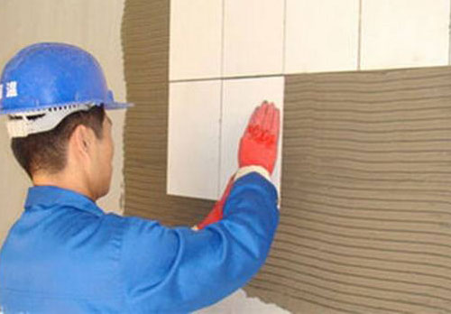 家里墙面瓷砖脱落,看看装修师傅教的墙面贴瓷砖诀窍。