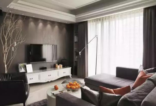 朋友家现代风格装修很时尚，大量使用玻璃材料被说是大忌！