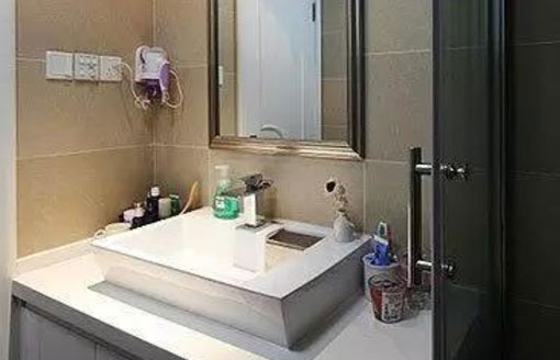 卫生间灯具安装要避开潮湿确保安全,难怪家里老跳闸!