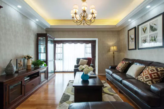 美式风格三房装修案例,全屋采用木地板、壁纸很大气!