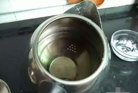 热水壶水垢如何清除？怎样让热水壶不产生水垢？