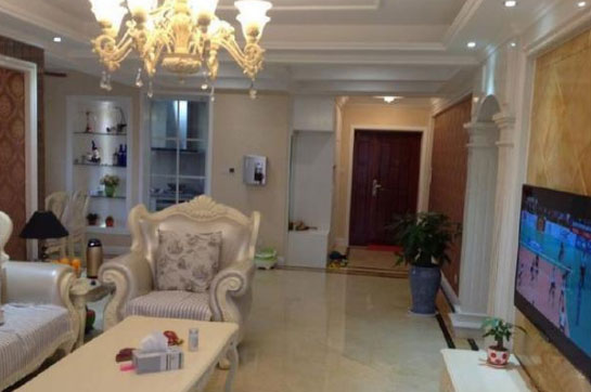 装修不听劝在客厅装吊顶,感觉实在压抑,真后悔!