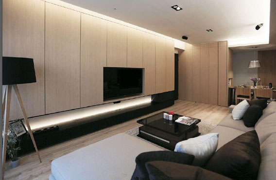 现代风格三房装修很舒适，电视嵌入背景墙，木板墙面装饰！