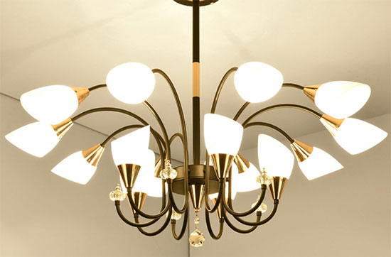 你家客厅还用水晶吊灯?客厅灯具搭配方法,聪明人都这样做!