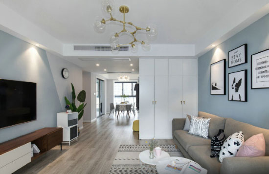 温馨的三房装修,淡蓝色墙面超有文艺范!客厅装衣柜真是没见过!