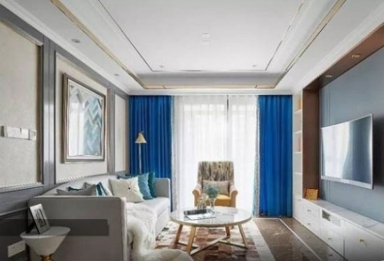 法式风格三房装修很少见,电视墙四周定做一圈柜子,非常实用!