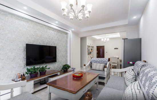 80㎡简美风格两房装修,电视背景墙贴银色墙纸,没见过吧!