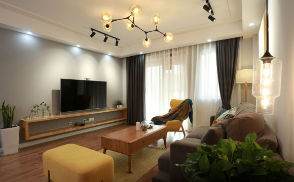 北欧风三房装修真舒适,墙面开孔装玻璃,木板电视柜简洁大方!