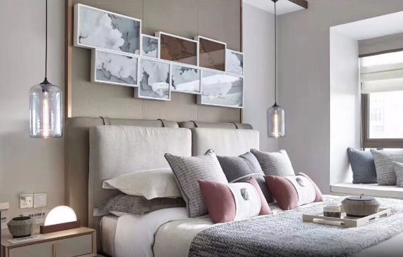 简约现代风格三房装修温馨惬意，卧室床头背景墙装修真漂亮！