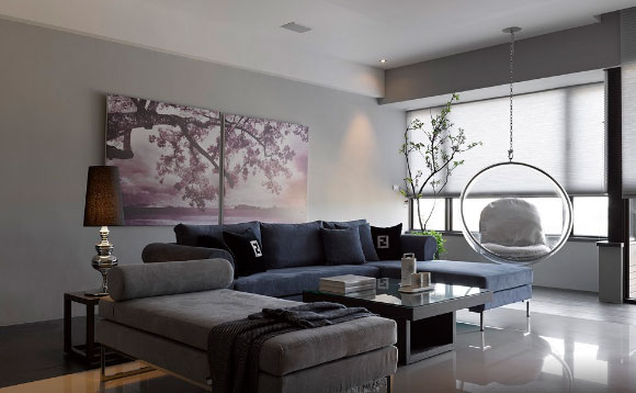 黑白灰的现代简约风格装修，配深蓝色布艺沙发真大气！