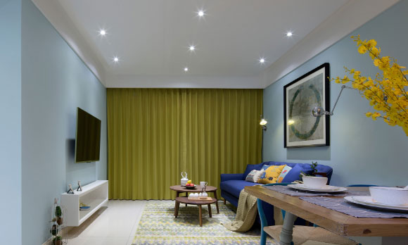 小两房装修十分简洁,电视柜挂墙上真少见,蓝色墙面看着真舒服!