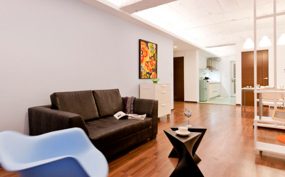 极其简洁的两房装修设计很温馨，卫生间墙面贴墙纸真是少见！