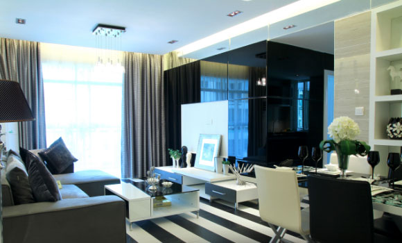 有些紧凑的现代风格装修个性时尚，玻璃电视背景墙效果真不错！