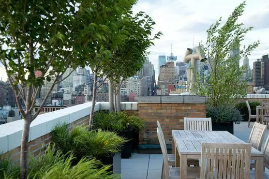 绿意盎然的楼顶装修,种上绿植摆上沙发,私家花园般的享受!