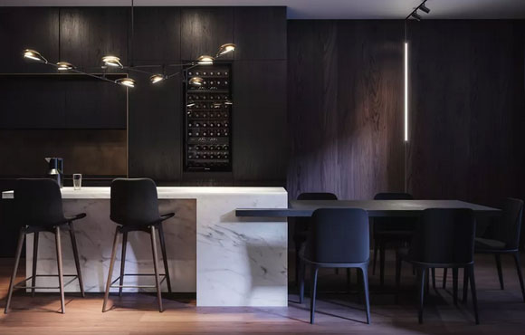 两组设计感超强的暗色系现代风格装修，散发着一丝咖啡香味！