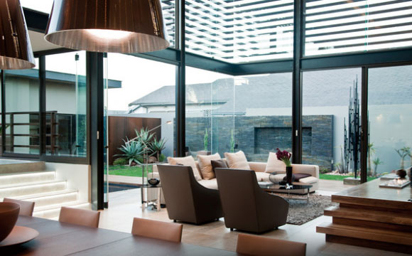 现代风格联排别墅装修格外时尚，钢架结构加玻璃墙，真是大气！