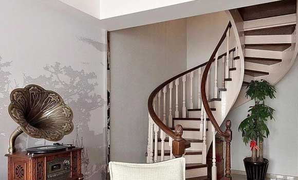 复式房、别墅装修时,选择实木楼梯看起来更有档次!效果真不错!