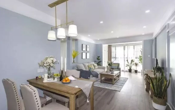 简约美式风格装修很耐看,客厅平面吊顶没有主灯,效果真不错!