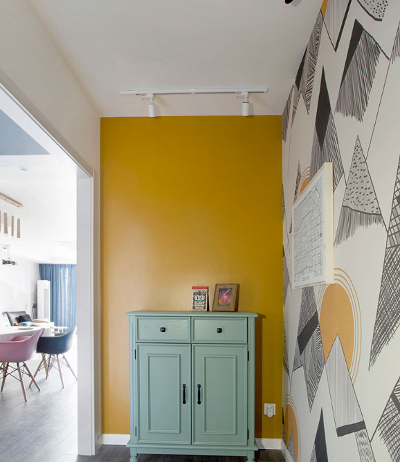 朋友家装修设计简洁，但色彩搭配很大胆，阳台装射灯你见过吗？