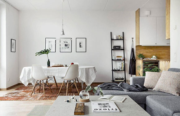 鞋柜挂墙上,客厅没有电视背景墙,电视这样挂真是没见过!