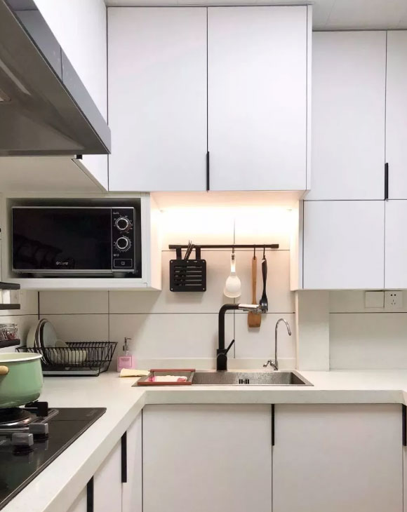 清爽干净的厨房装修让人更舒服，设计师：色彩搭配很重要！