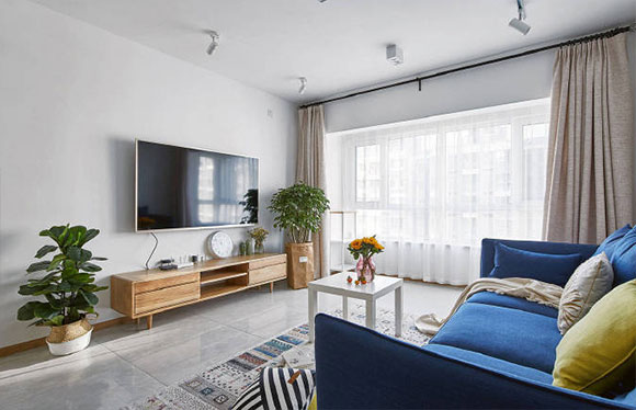 配蓝色布艺沙发的简约空间,浴室柜外移用矮墙隔断,全屋很实用!