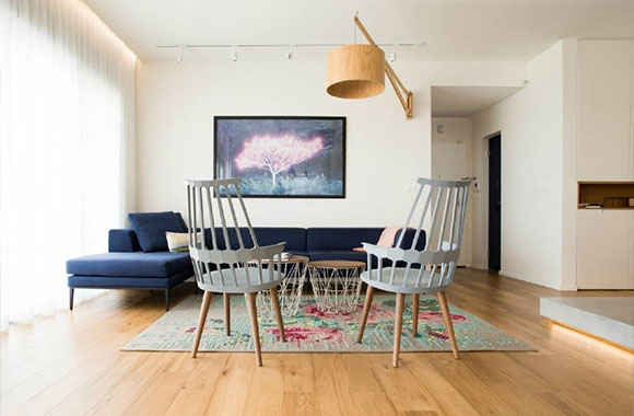 开放式装修视野真开阔,电视吊半空,最喜欢木板搭的隔断柜!