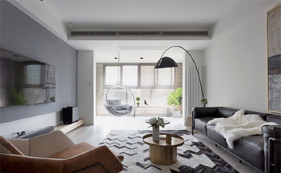 简约风格装修配皮艺沙发真大气,卧室飘窗改书桌特别实用!