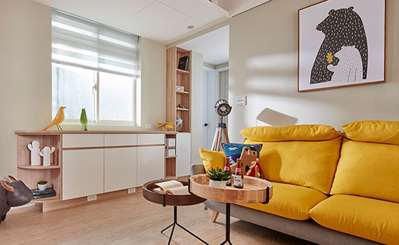 小户型这样装真少见,橱柜直接装在沙发旁,吧台隔断当餐桌!