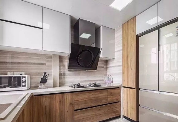 不花哨的厨房装修更实用，设计简洁大方，收纳空间很充足！