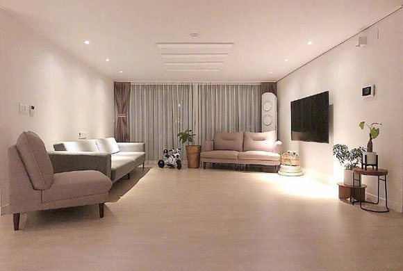 有比这更简洁的装修吗?客厅不买电视柜,空间开阔很实用!