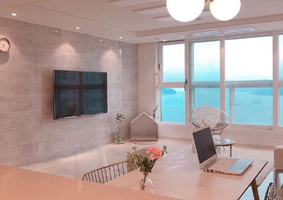 粉色调的浪漫婚房装修,温馨惬意,带吧台的开放式厨房真美!