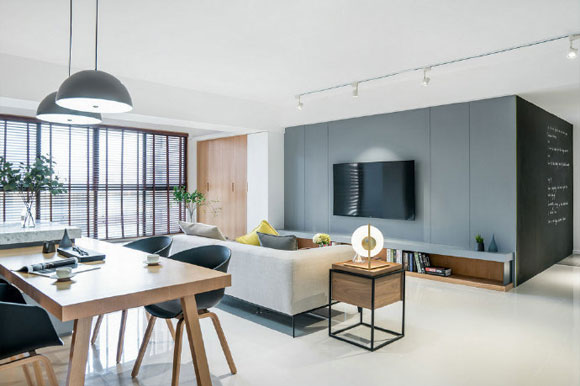 简洁时尚的现代空间，阳台打通地面抬高，蓝色调墙面真漂亮！