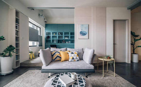 卧室床头墙面装衣柜,儿童房架在半空,这样的小户型真少见!