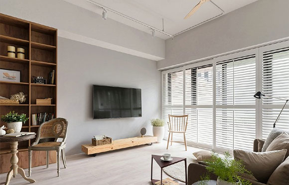 阳台铺防腐木地板,进门砖砌隔断墙,极其简洁的两房装修特别舒服!