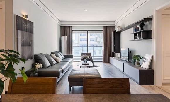 大气的现代风格装修，客厅电视柜很实用，餐厅金属镂空隔断真漂亮！