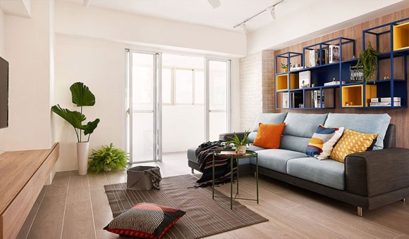 色彩搭配很鲜艳的简约风格装修,沙发墙装金属吊柜,橱柜造型真特别!